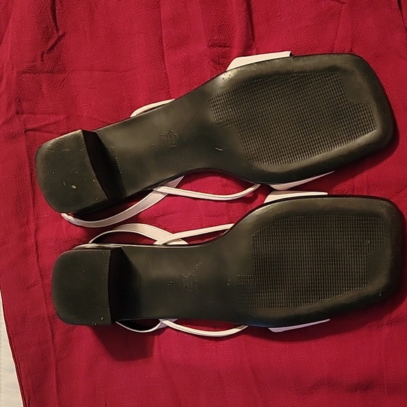 Unisa low heel sandals. - Picture 3 of 4